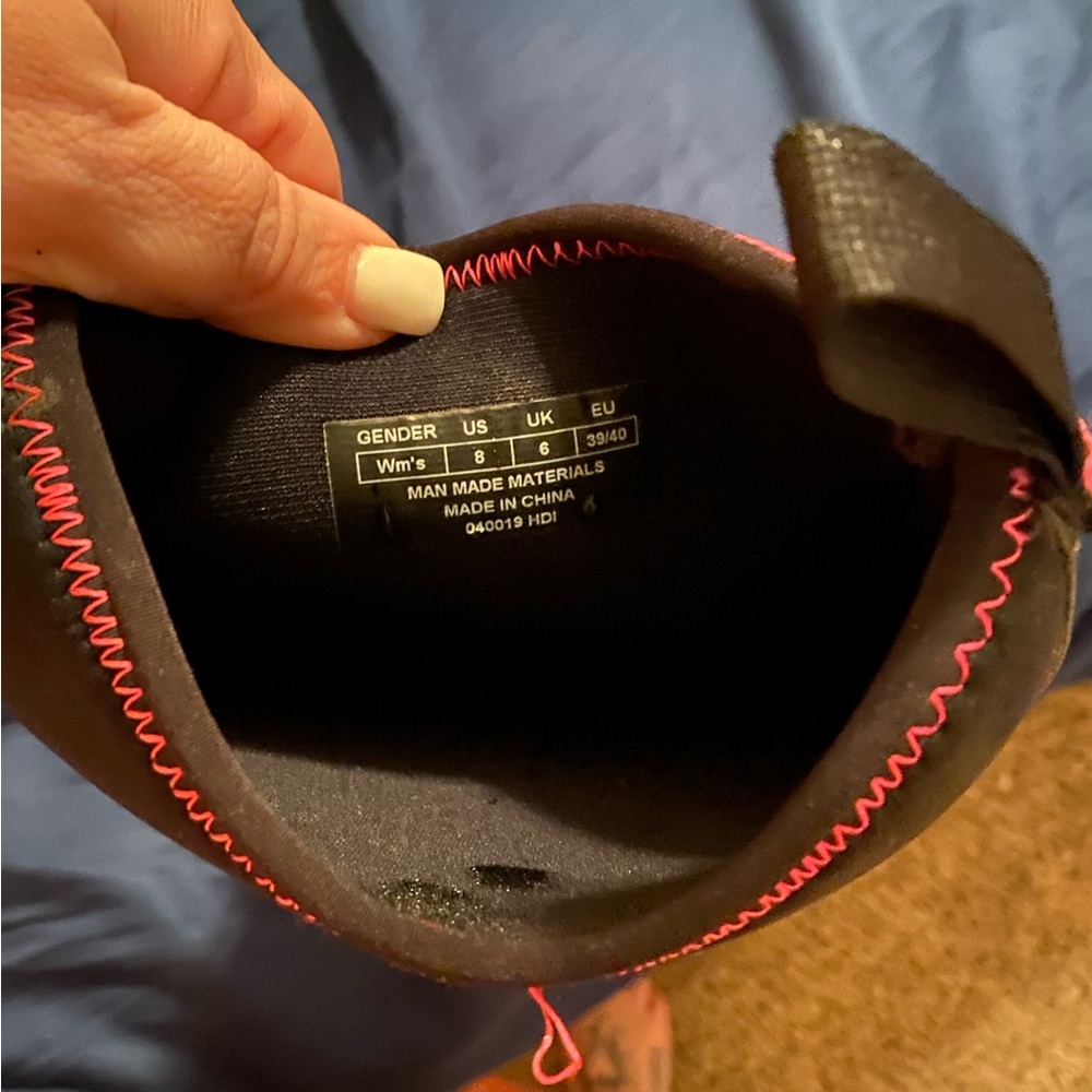 Muck boots size 8 women’s black and pink.